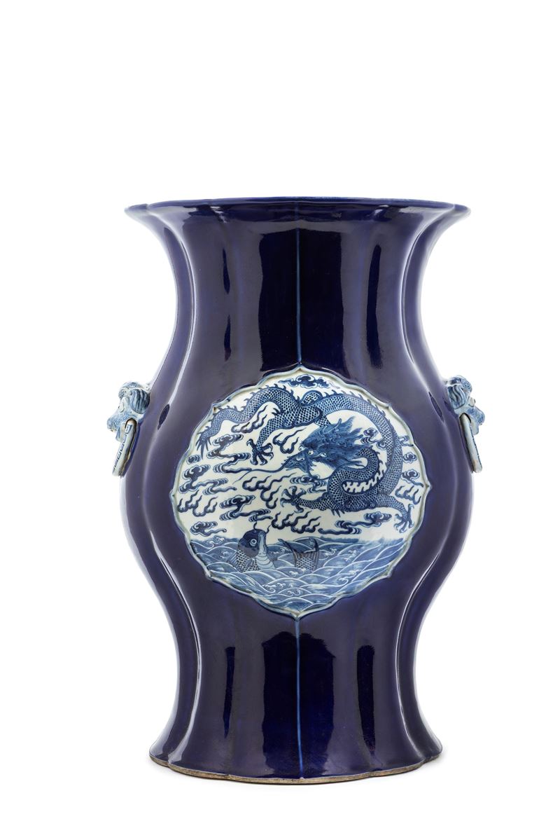 Grande e Raro Vaso in Porcellana Bianca e Blu
