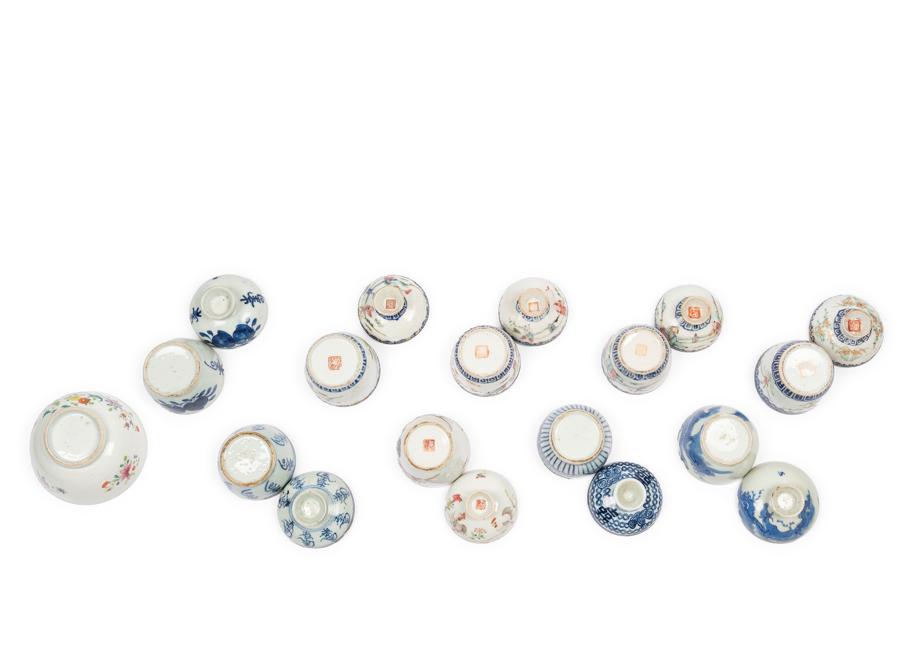 DIECI OGGETTI IN PORCELLANA