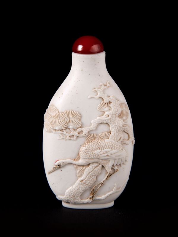 SNUFF BOTTLE IN PORCELLANA INTAGLIATA