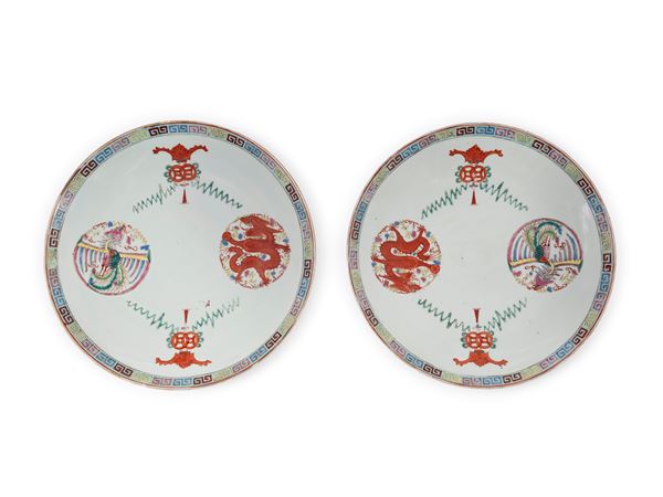 A PAIR OF FAMILLE ROSE PORCELAIN DISHES