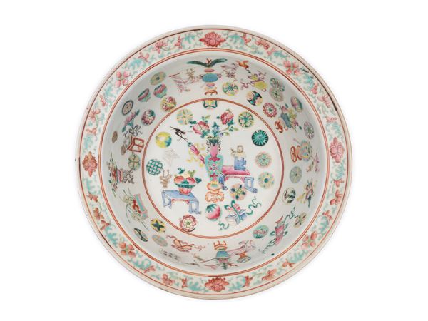 A FAMILLE ROSE PORCELAIN BASIN