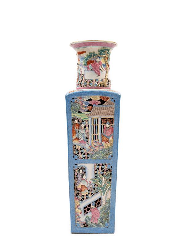 A LARGE FAMILLE ROSE PORCELAIN VASE