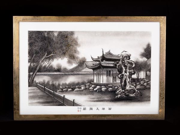 PLACCA IN PORCELLANA FIRMATO DENG QINLIANG  (Cina, XX secolo)  - Asta Fine Asian Art - Marcopolo srl - Marcopolo Asian Art Auction Milano
