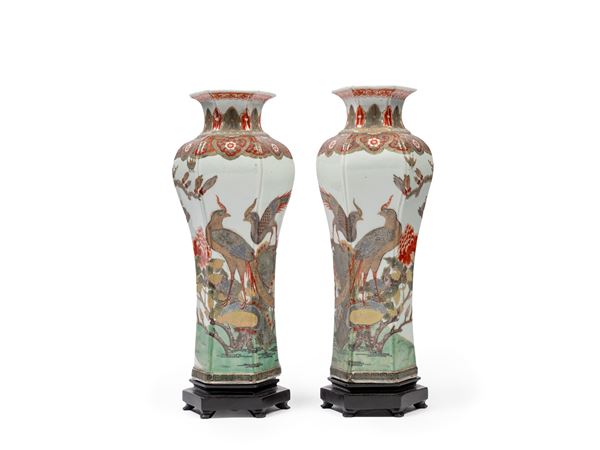 A PAIR OF HEXAGONAL FAMILLE VERTE PORCELAIN VASES