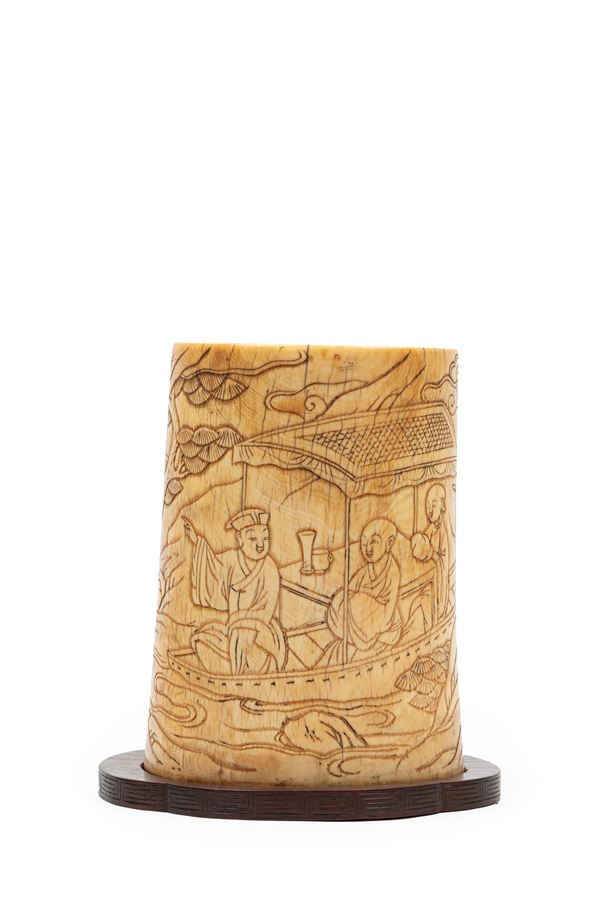 ☼AN IVORY VASE