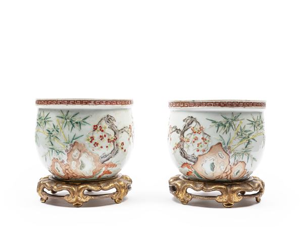 A PAIR OF SMALL FAMILLE ROSE PORCELAIN JARDINIERES