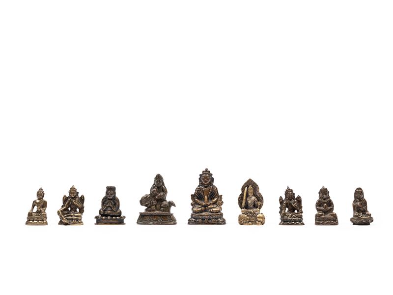 Nove Piccole Figure in Bronzo