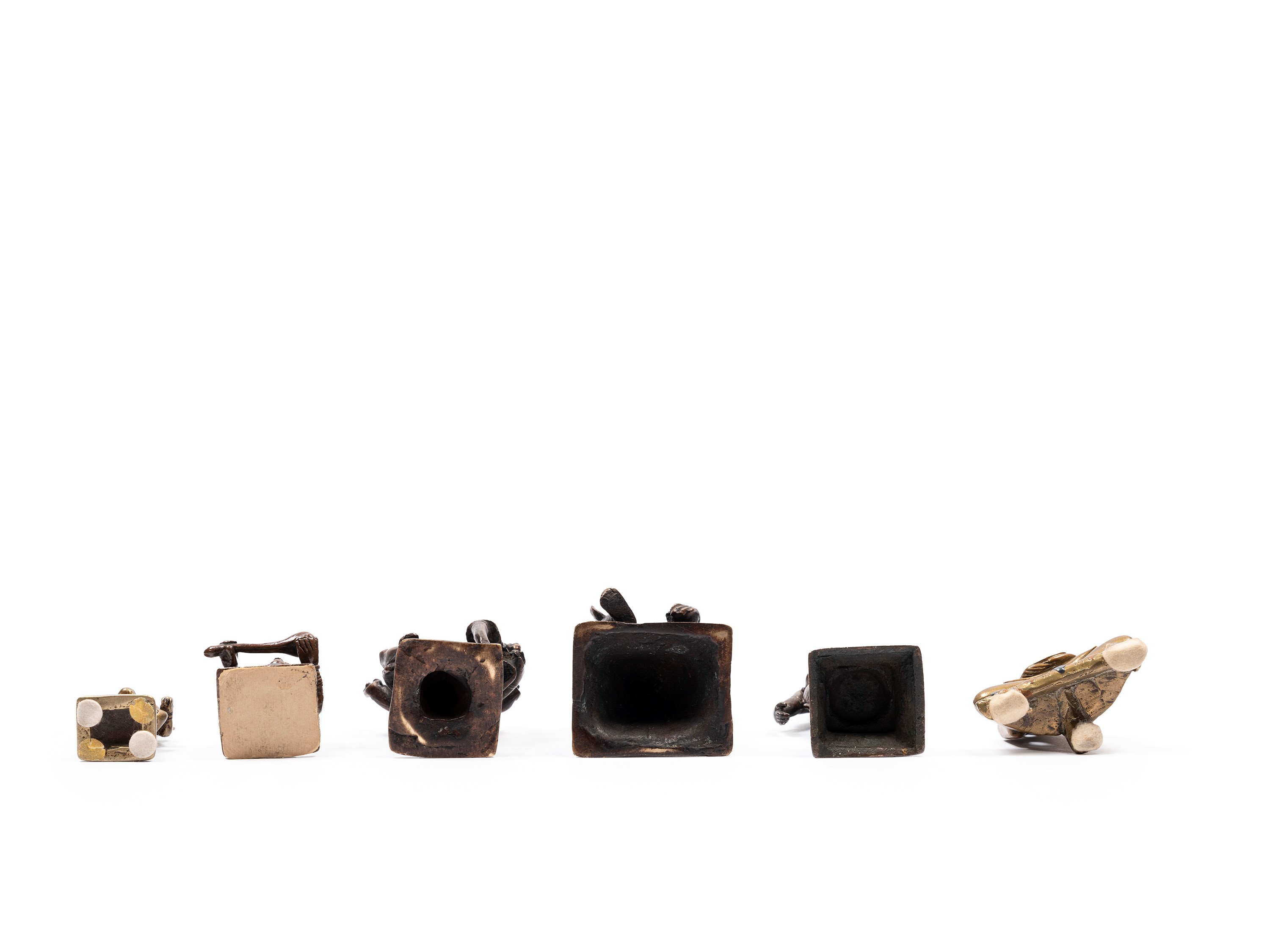 GRUPPO DI SEI FIGURE IN BRONZO