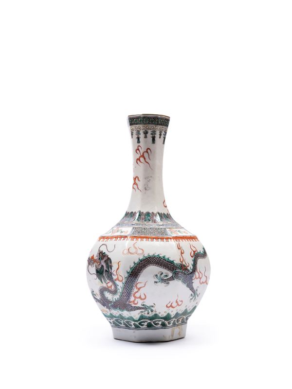 A FAMILLE VERTE 'DRAGON AND PHOENIX' SGRAFFITO PORCELAIN BOTTLE-SHAPED VASE