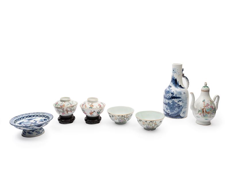 SETTE OGGETTI IN PORCELLANA