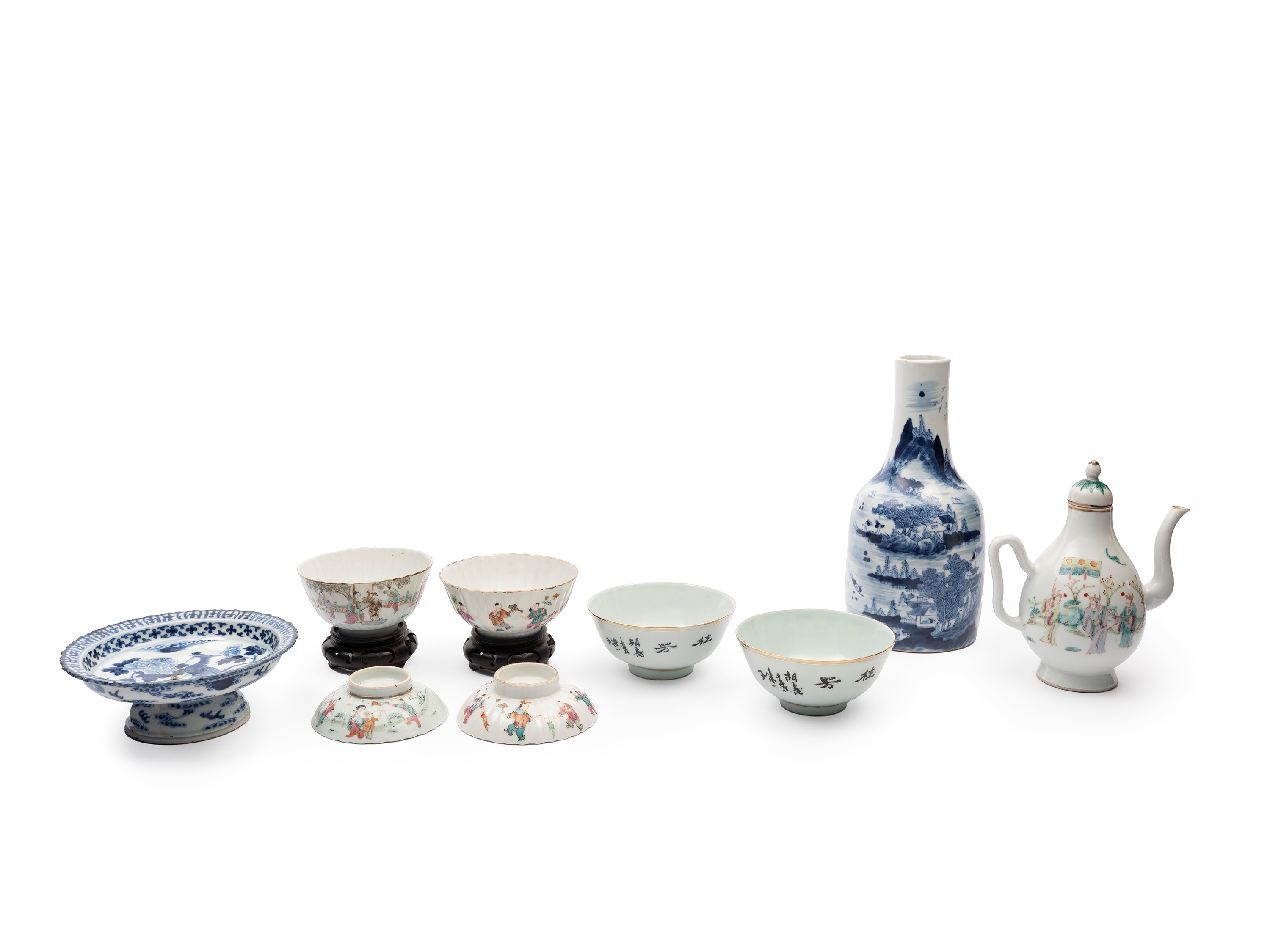 SETTE OGGETTI IN PORCELLANA