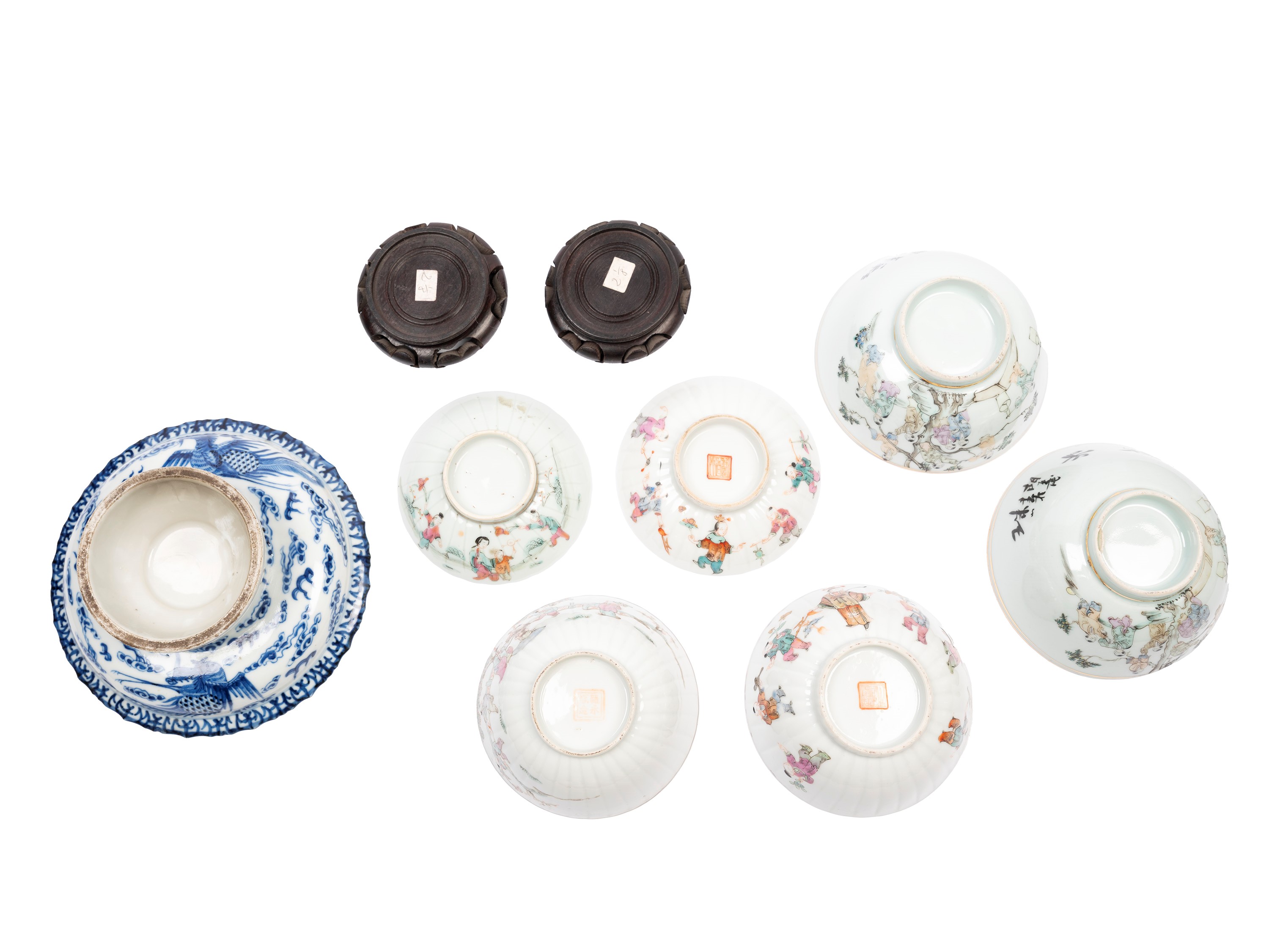 SETTE OGGETTI IN PORCELLANA