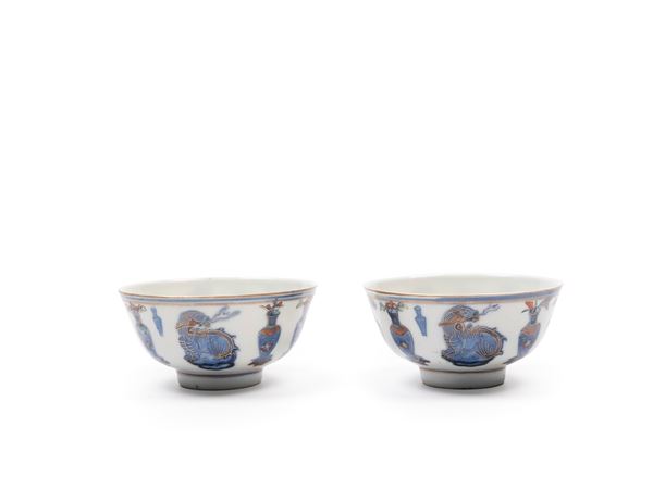 A PAIR OF FAMILLE ROSE AND UNDERGLAZE-BLUE-DECORATED PORCELAIN CUPS