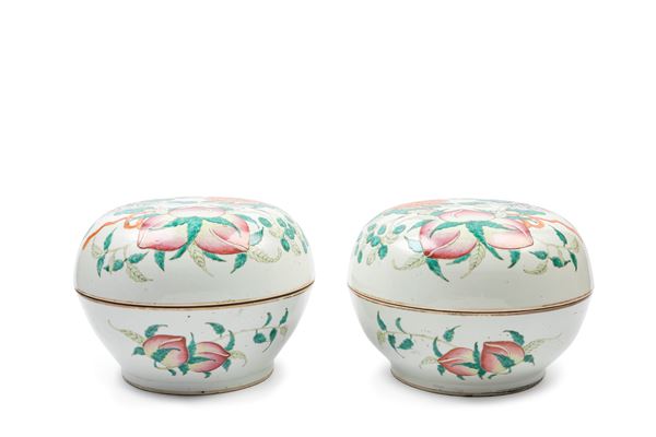 A PAIR OF FAMILLE ROSE PORCELAIN BOXES