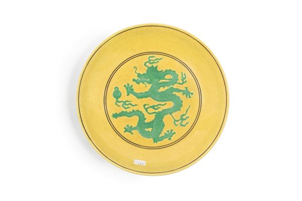 A YELLOW-GROUND GREEN-ENAMELLED 'DRAGON' DISH