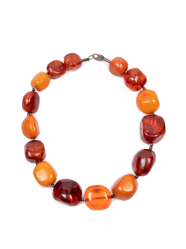 AN AMBER NECKLACE