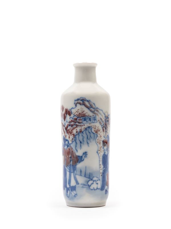 SNUFF BOTTLE IN PORCELLANA BLU E ROSSO SOTTO COPERTA