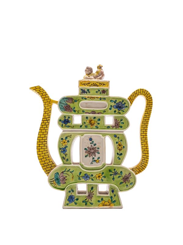 A FAMILLE VERTE PORCELAIN TEAPOT
