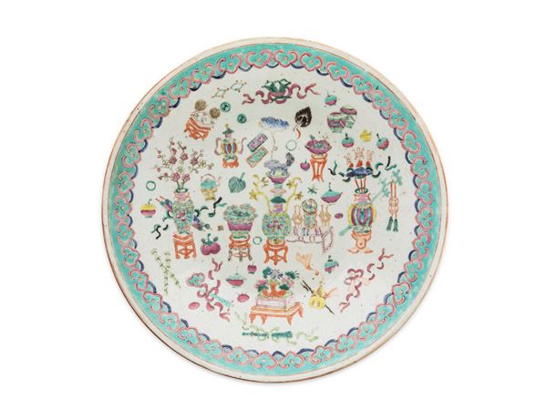 A LARGE FAMILLE ROSE PORCELAIN DISH