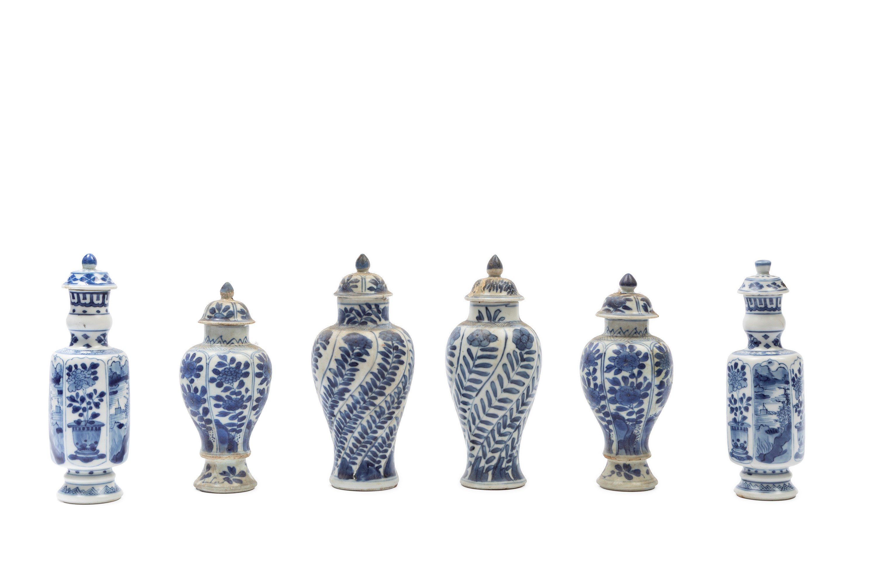 TRE COPPIE DI PICCOLI VASI IN PORCELLANA BIANCA E BLU