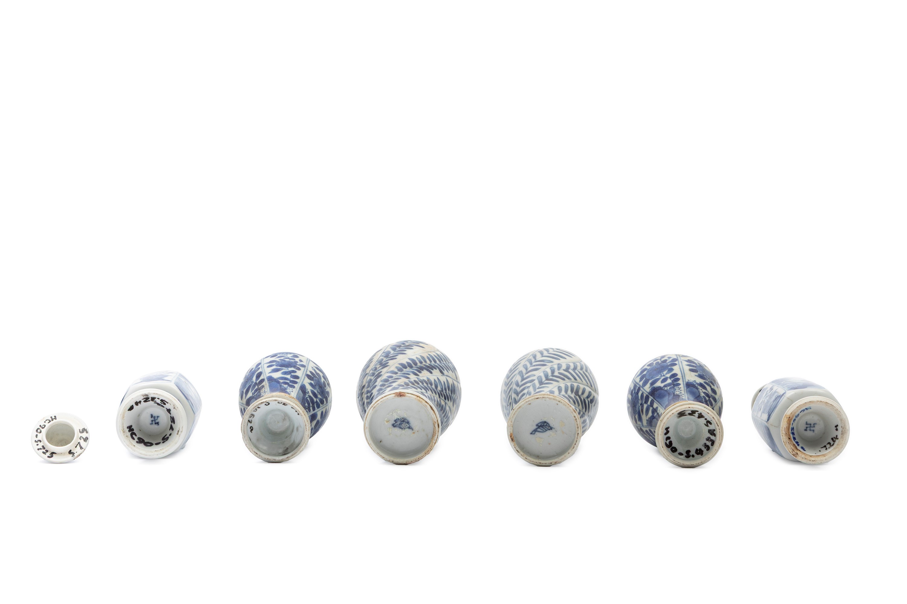 TRE COPPIE DI PICCOLI VASI IN PORCELLANA BIANCA E BLU