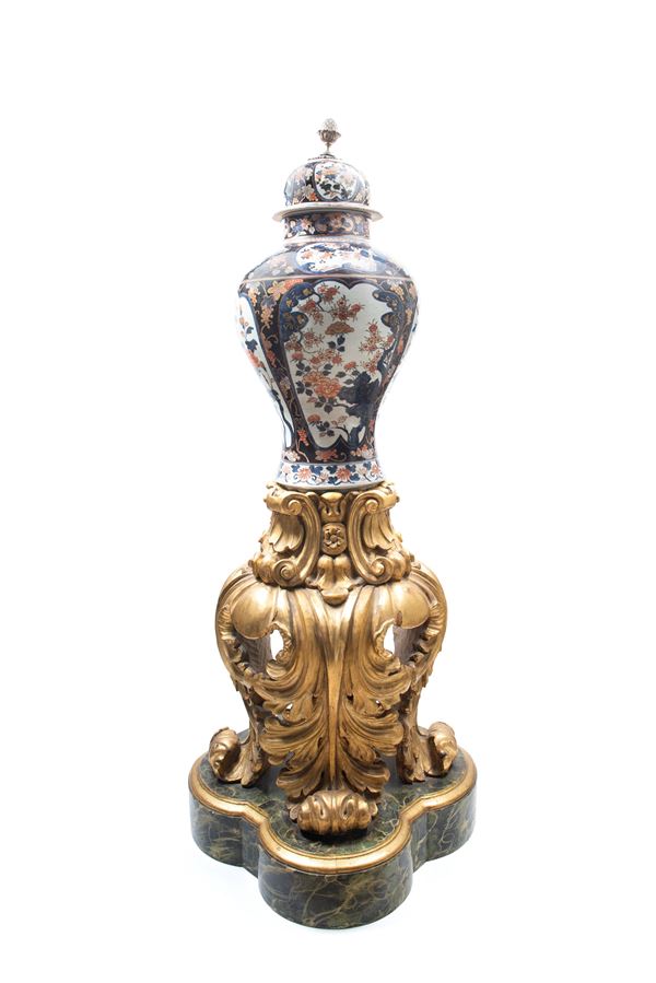 A LARGE IMARI PORCELAIN VASE WITH GILT-WOOD BASE