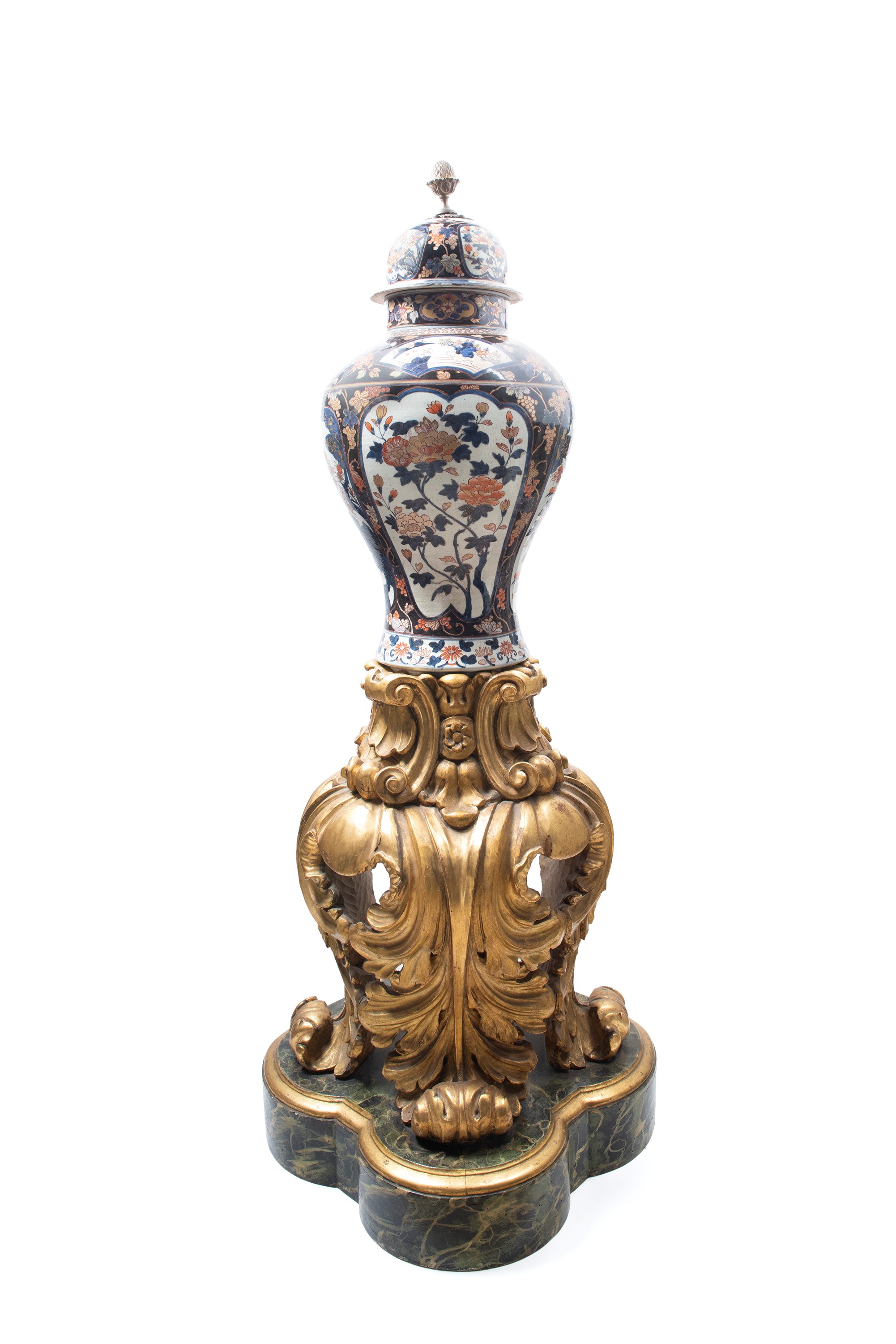GRANDE VASO IN PORCELLANA IMARI CON BASE IN LEGNO DORATO