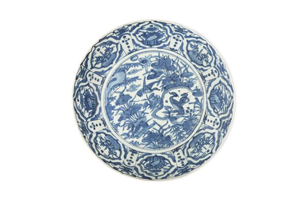 A LARGE BLUE AND WHITE SWATOW PORCELAIN DISH