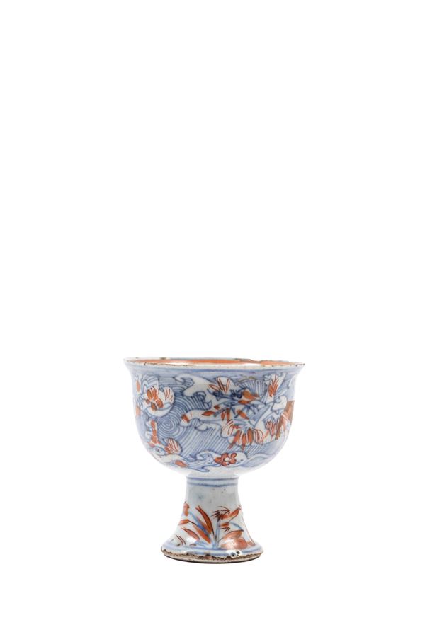 COPPA A STELO IN PORCELLANA BIANCA E BLU E ROSSO FERRO