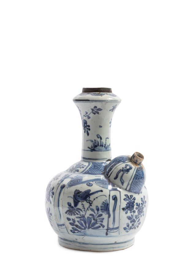 A BLUE AND WHITE 'KRAAK' PORCELAIN KENDI