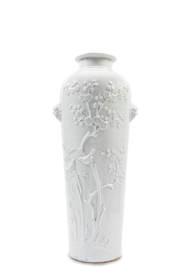 A LARGE DEHUA PORCELAIN SLEEVE-VASE