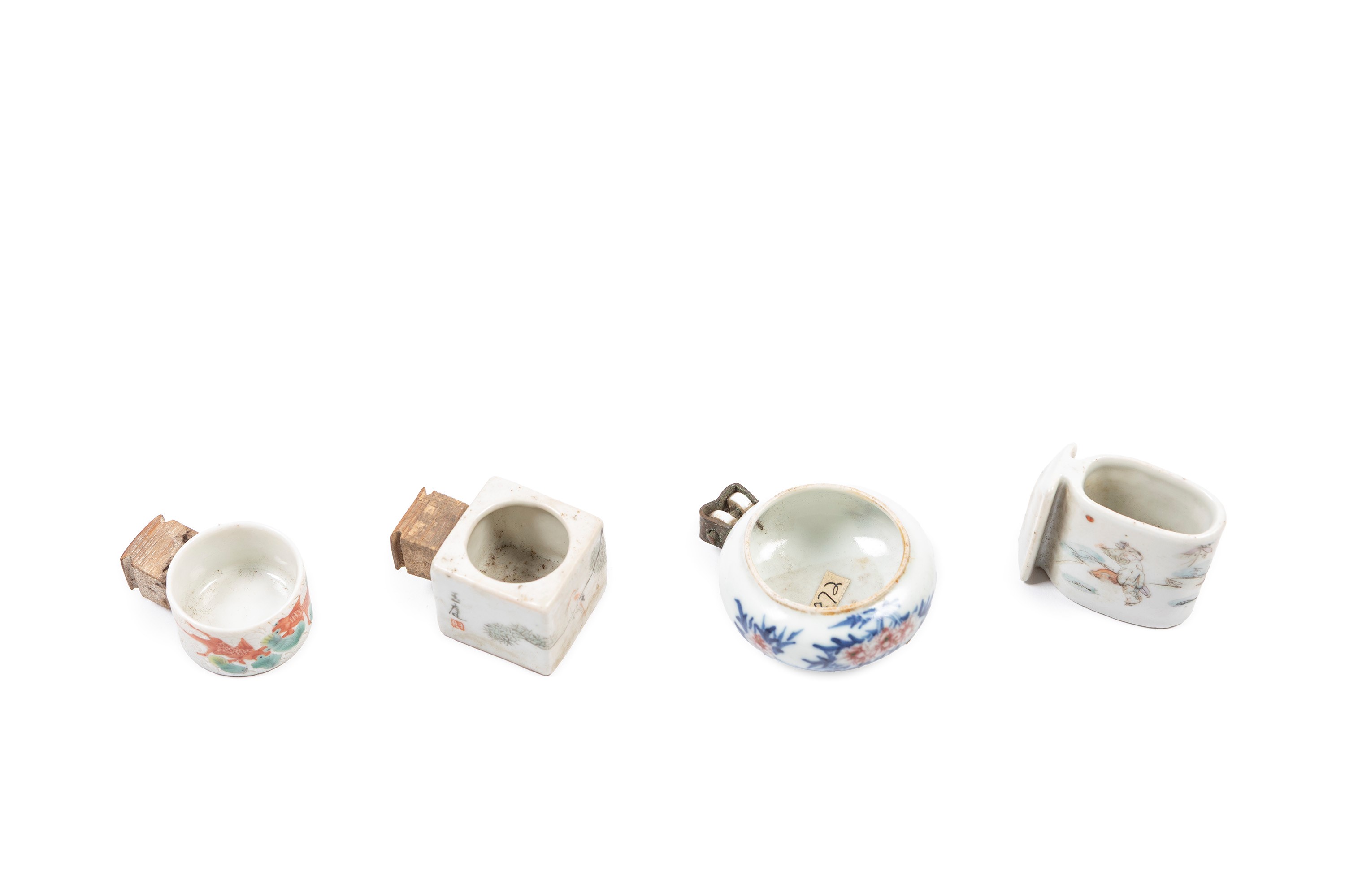 QUATTRO ABBEVERATOI IN PORCELLANA FAMIGLIA ROSA