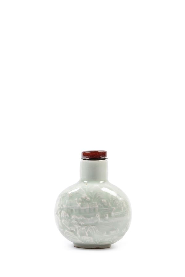 GRANDE SNUFF BOTTLE IN PORCELLANA CELADON