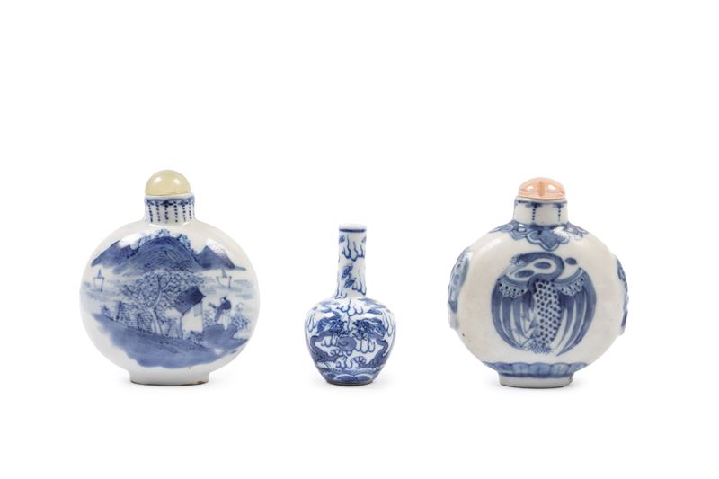 DUE SNUFF BOTTLE E UN VASETTO IN PORCELLANA BIANCA E BLU