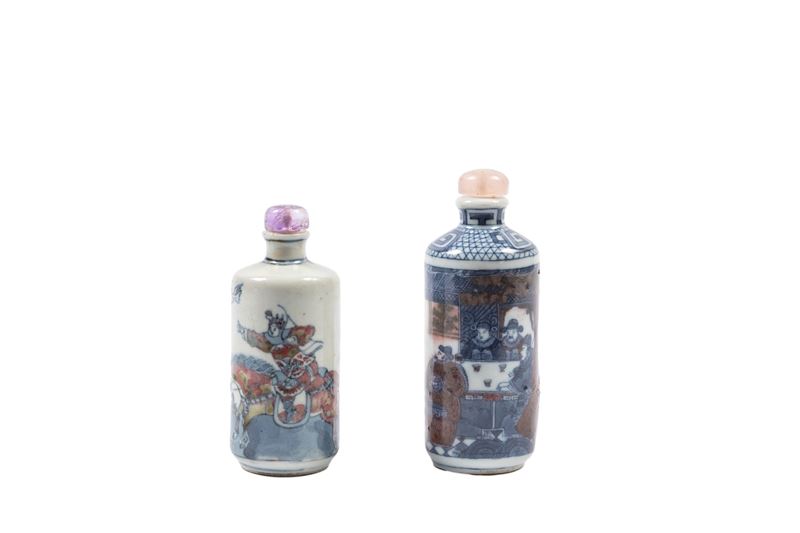 DUE SNUFF BOTTLES IN PORCELLANA BLU E ROSSO SOTTO COPERTA