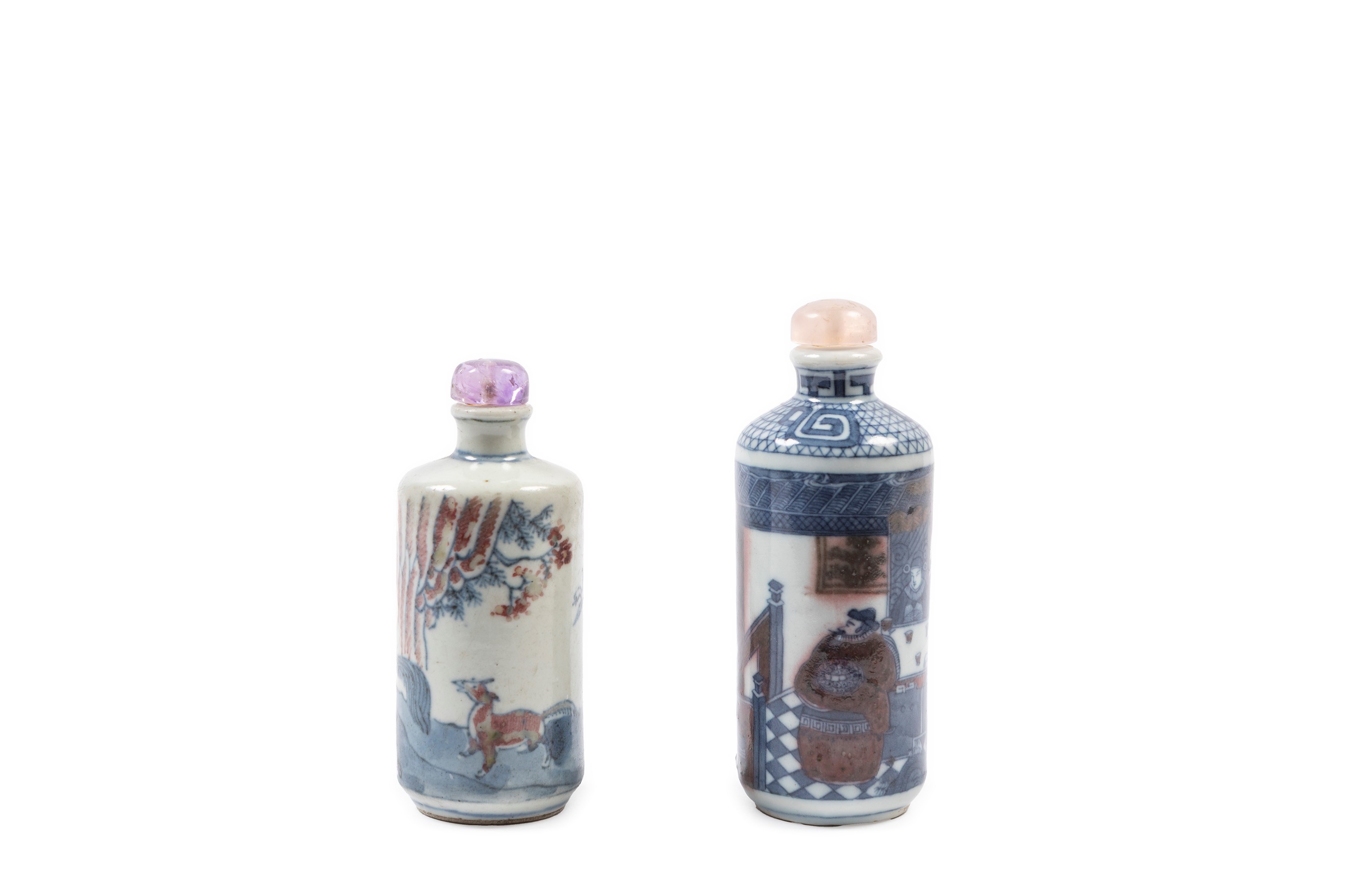 DUE SNUFF BOTTLES IN PORCELLANA BLU E ROSSO SOTTO COPERTA