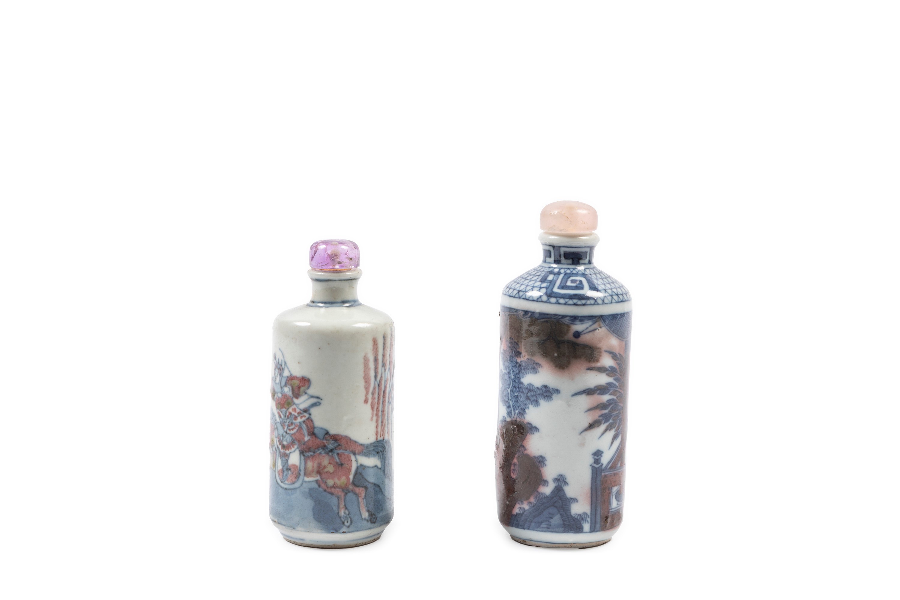 DUE SNUFF BOTTLES IN PORCELLANA BLU E ROSSO SOTTO COPERTA