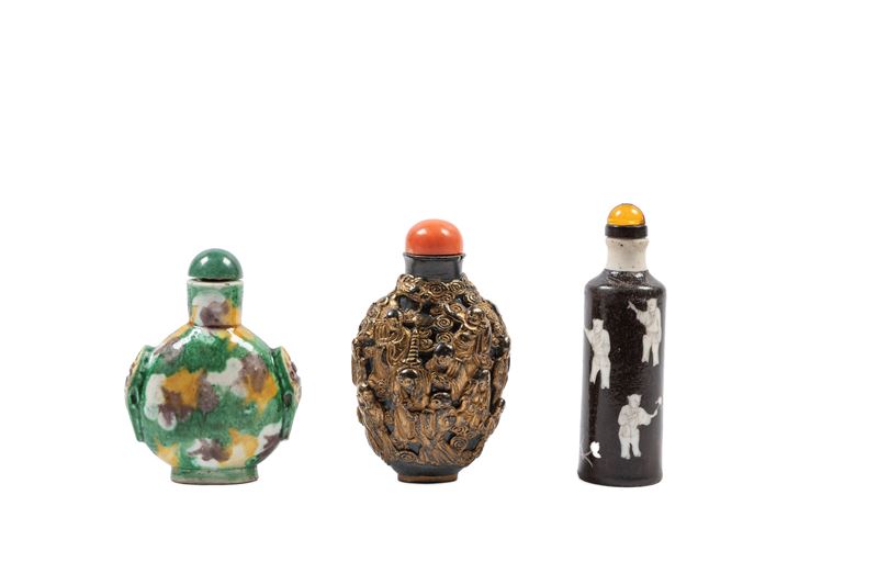 TRE SNUFF BOTTLES IN PORCELLANA