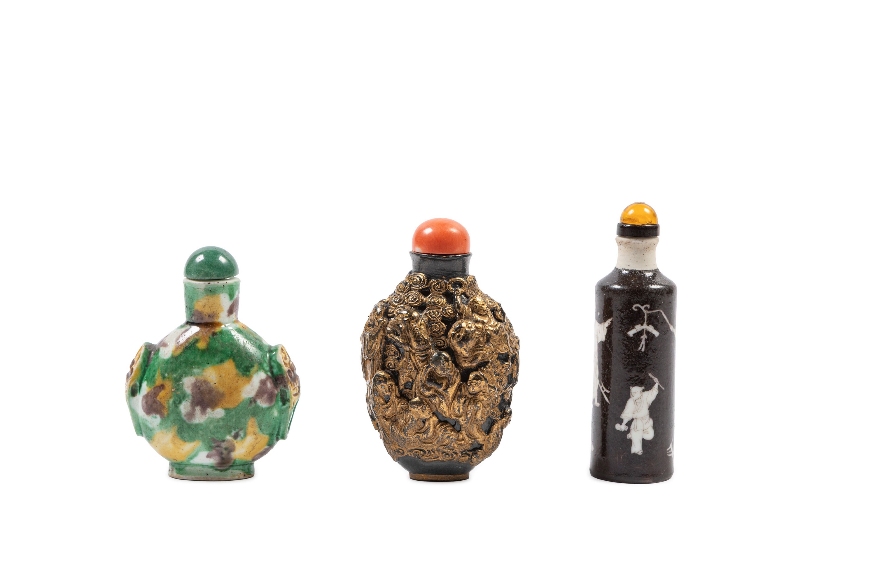 TRE SNUFF BOTTLES IN PORCELLANA