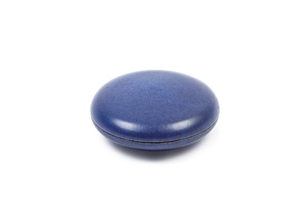 A SMALL POWDER BLUE PORCELAIN BOX