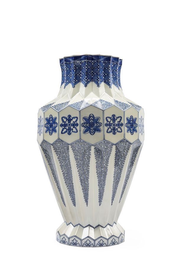 GRANDE VASO IN PORCELLANA BIANCO E BLU