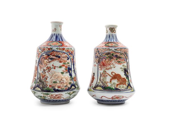 COPPIA DI VASI A BOTTIGLIA IN PORCELLANA IMARI