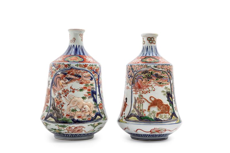 Coppia di Vasi a Bottiglia in Porcellana Imari