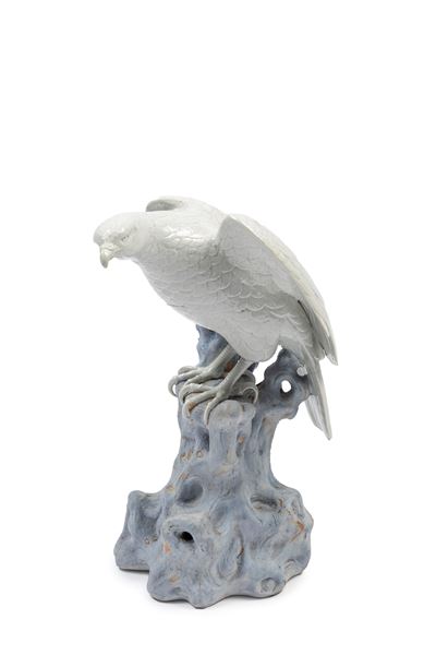 Grande Scultura in Porcellana Raffigurante Falco