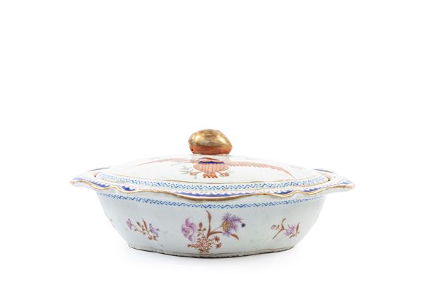 AN EXPORT PORCELAIN TUREEN WITH COVER