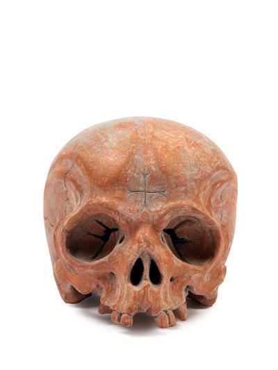 Teschio in terracotta con iscrizione