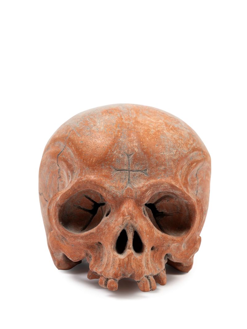Teschio in terracotta con iscrizione