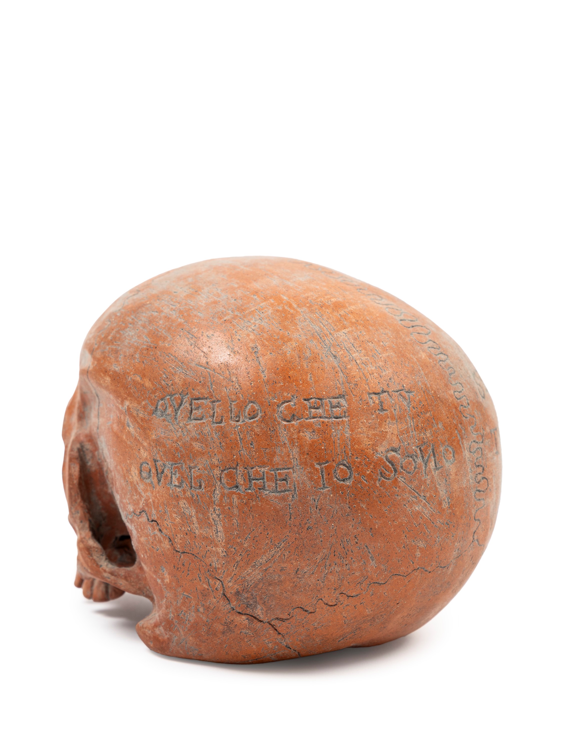 Teschio in terracotta con iscrizione