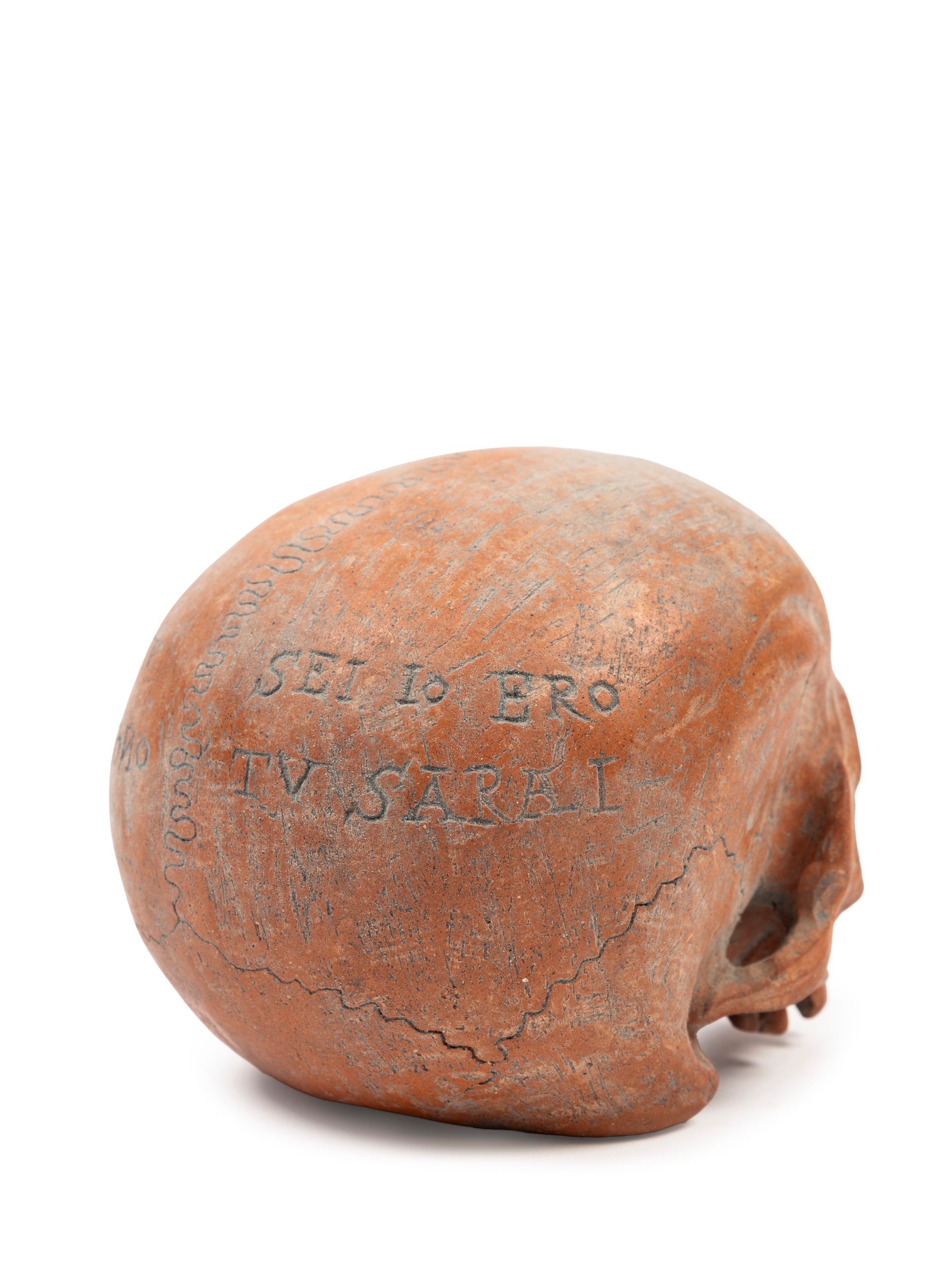 Teschio in terracotta con iscrizione