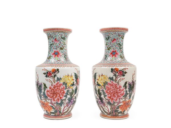 PAIR OF FAMILLE ROSE PORCELAIN VASES
